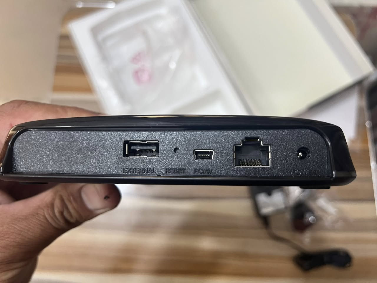 هذا المنتج هو Samsung Optical Smart Hub SE-208BW.
هو جهاز متعدد الاستخدامات يعمل كـ محرك أقراص ضوئية خارجي (DVD±RW) للكمبيوتر.
يمكن استخدامه أيضًا كخادم وسائط لاسلكي (Wi-Fi Wireless) لمشاركة الملفات والأقراص مع أجهزة متعددة مثل الهواتف الذكية والأجهزة اللوحية.
يحتوي الجهاز على منفذ USB لتمكين مشاركة البيانات أو الطابعات عبر الشبكه


**إذا كنت صاحب هذا الإعلان وتريد حذفه لأي سبب، رجاءا أرسل رسالة إلى الدعم الفني**