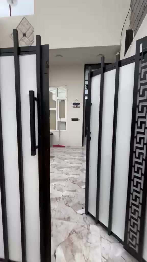 دار للبيع 100 متر  قاط واحد وفوگ غرفه بس مكامله بعد فرع مدرسة على الشاهين قرب موقف الكوسترات ..  سعر 40 مليون وبي مجال . 
*********** ابويوسف
