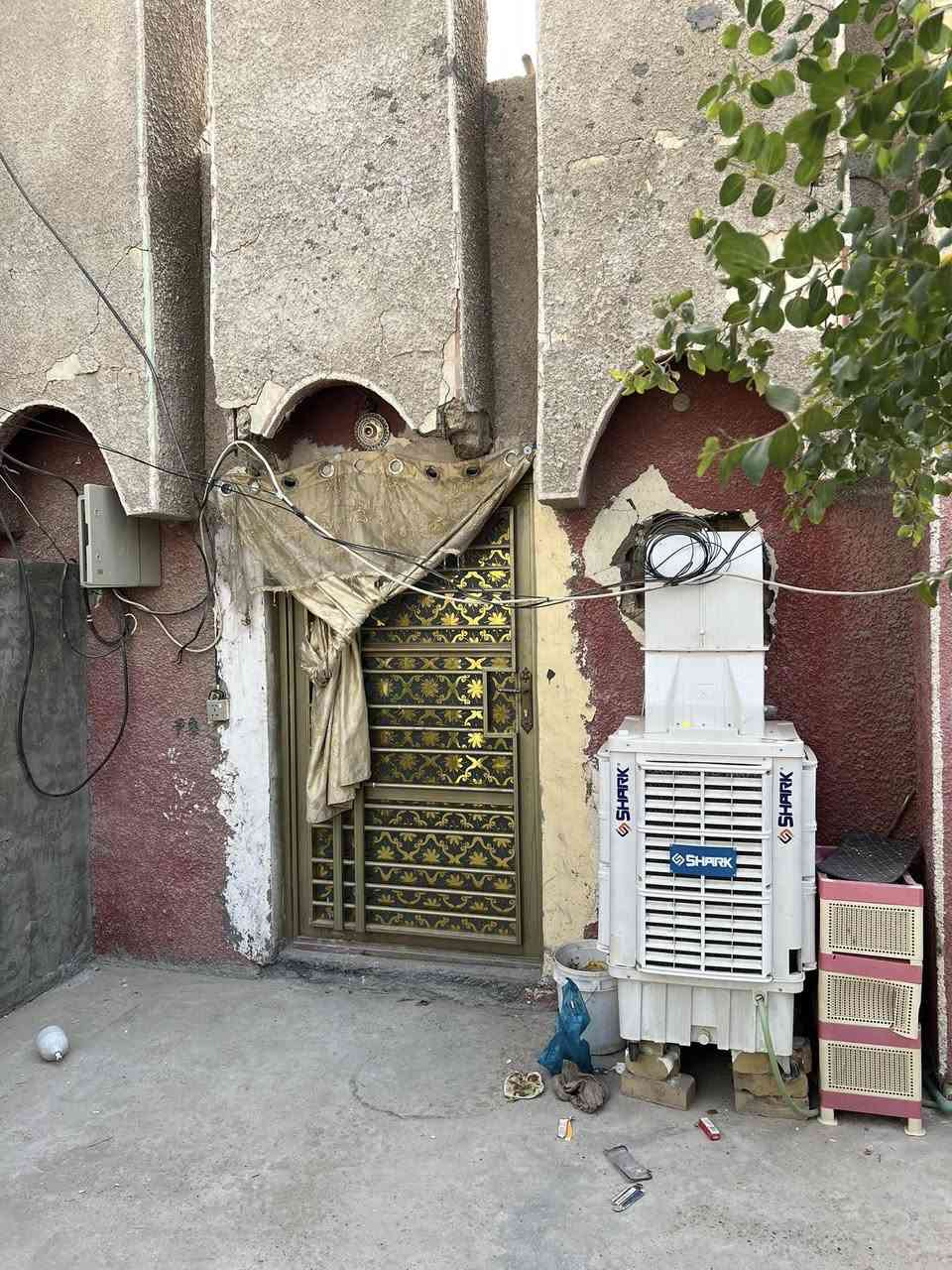 سلام عليكم دارالبيع مساحه 100متر موقع الحسينيه منطقت ١٣سكلات سعر60مليون وبي جال رقم هاتف ***********
