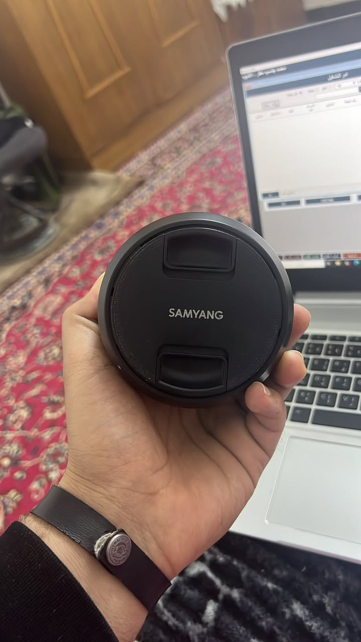 بسبب شخص ناقص تدزهه اله توصيل ويختلف عليك …..أعيد النشر  عدسة 85 ملم فتحة 1.4 عدسة نظّفيه وشغله يجنن غنيه عن التعريف وموجود توصيل محافظات 
***********
