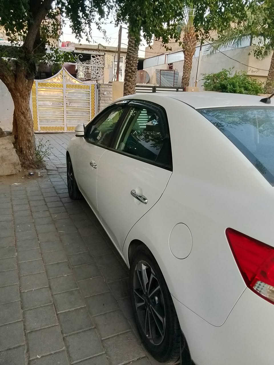 السلام عليكم
سيراتو 2013 خليجي 
السيارة محرك 1600 
السيارة كفالة من الدعامية لل دعامية
فوول ما عدا الفتحة 
ماشية 175000 حقيقي 
طخة بسيطة بل جنطة موضحة بل صورة 
وما مصلحهة بعدها علا حالها 
سيارة خير من الله بل عافية علا الي ياخذها 
لل استفسار ***********
