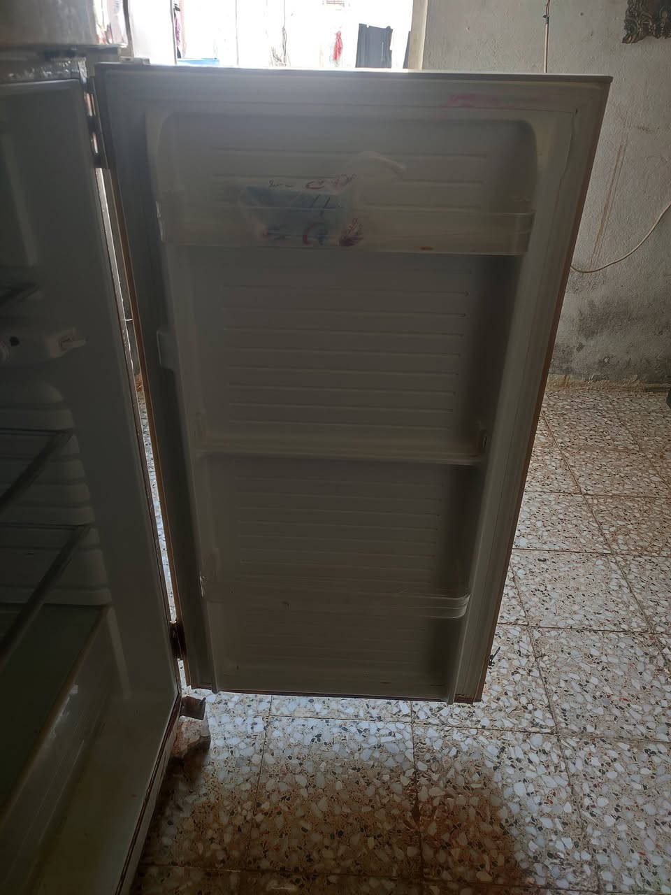 ثلاجه للبيع نضيفه الفوك يجمد بس الجوه مايبرد عماره المجبس 125 وبيهه مجال ***********
