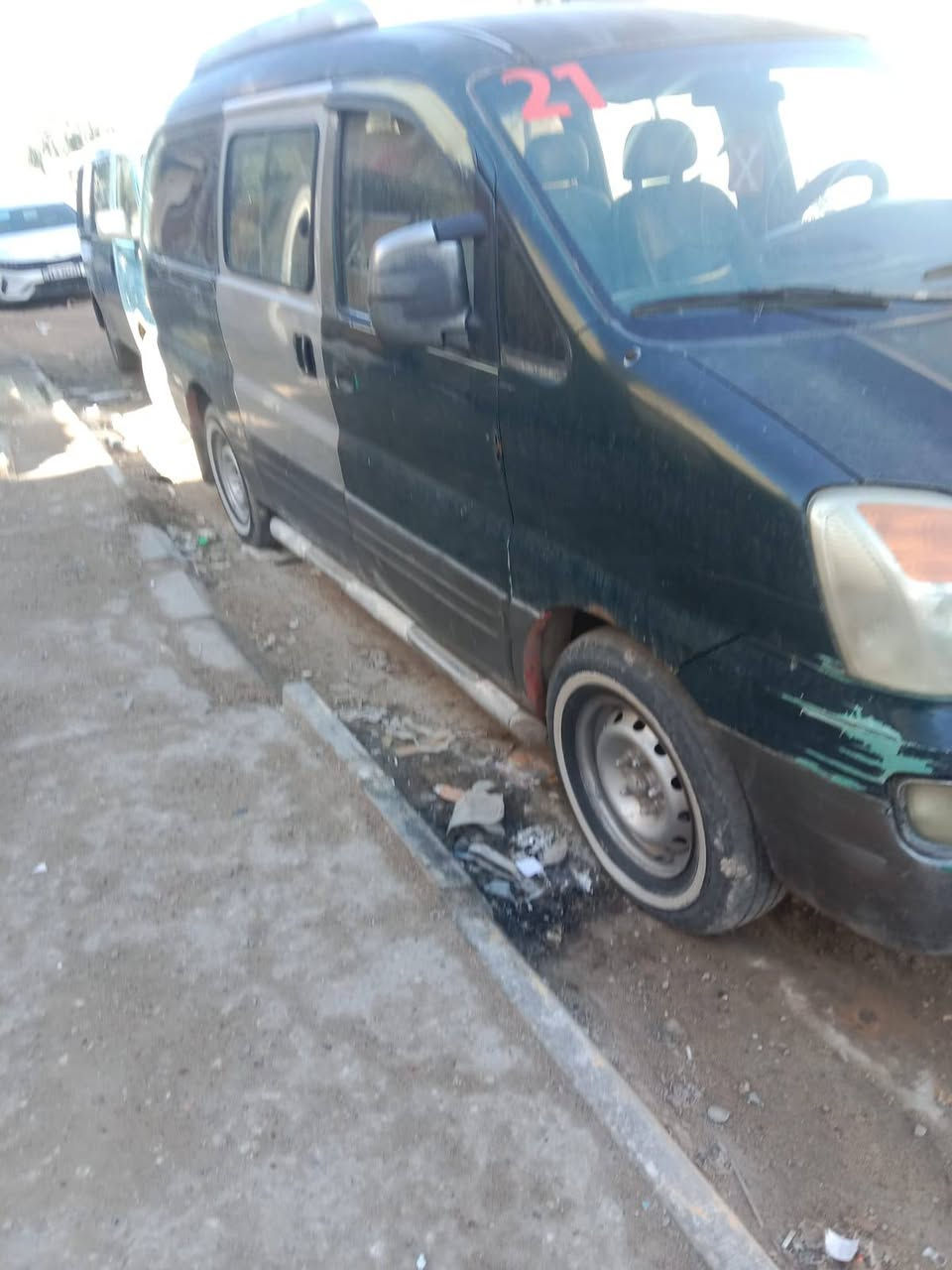 ستاركس 2007 مكينه بيهه بخار رقم احمر بدون راعي سنويه موجده عندي بطاقت سكن مالته موجده عندي راعيهه بل ناصريه وضاع عني سياره 25 بيهه مجال تصال على رقم ***********
