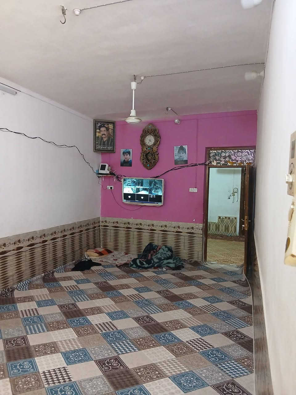 سلام عليكم بيت مساحه 200متر طابق لأول غرف عدد 2 صاله واستقبال وصحيات داخليه وخرجيه وحديقه طابق 2 سويت كامل لبيت طابوك كله عنوان البو جاسم ديوانيه سند 25لبيت بي معامله كامله تطويب رقم ***********/*********** لبيت قريب عل تبليط 100متر
