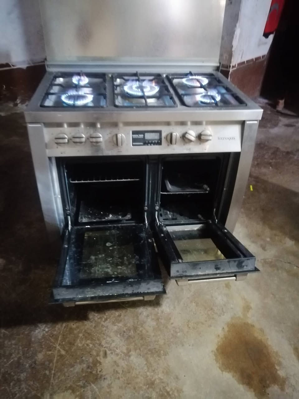 طباخ للبيع مال باله فرن وطباخ شغال نضافه 100٪كهربياته شغال سعر 225 رقم ***********
