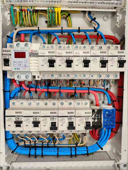 سلام عليكم اخوان دايمن يتصلون بيه من الكروب يشتكون حيدر ليش شغلك غالي يا عزيزي اني ما اشتغل شغل كلاوات شغلي غالي اتعب علي مو جايني عندك بيت قديم وتريد مني تسيس حديث عله قديم وايرات مكطعه كيبل مظروب اكضي نهار كله بس ارتب كهربائيات واير مظروب ادور عله علي لحد مطلعه هاذا مو تعب تخلص نهارك لا خط ولا خطين مو تكول بيت جاي تبني بي جديد وتسيس جديد الكهربائي اكيد ميتخر بلعكس يتفنن بشغله انطيك شغل وتسيس اتكلي رحم الله والديك فا يا عزيزي لا عبالك شغل كهرباء بس تسيس حار بارد اني شغلي وختصاصي كهرباء بوردات تسيس بيوت انطيك شغل اداء اصفنك عله شغل مو شغل كلاوات حتا دوائر دوله اشتغل هاذا رقمي الي حاب يتواصل معي اني حاظر *********** حيدر الكهربائي
