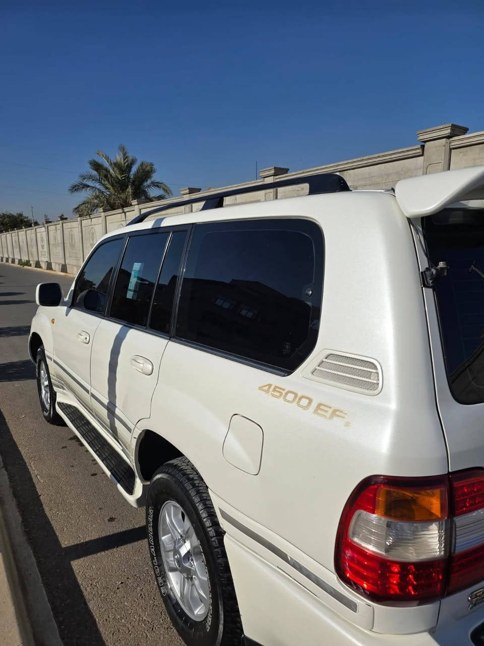 السلام عليكم
لاند كروز موديل 2006 GXR ليمتد فول مواصفات 
 مكينة 4500 6 سلندر محرك عدل
ماشية 158 الف كيلو متر قابل للزياده 
فور ويل4x4 شغال
3 قطع تبريد و ثلاجه 
شاشة و كامرة خلفية 
سلايد 
حساسات امامية و خلفية بلادي 
كشنات مخمل
زركات دعاميه بلادي 
 تايرات جدد يوكاهاما ياباني أصلي اسبير شركة 
حادثها موضح بالصور 
السياره رقم سليمانيه باسمي و تحويل فقط
السياره كلشي شغال بيها 
صدر خلفي جديد و امامي جديد 
 دسكات تخم جديد امامي و خلفي 
 منضومة زنون أصلي عالي ناصي 
مازدات جدد شركة ديبو
السعر ٢١٥ ورقه بيها مجال عند المشاهده 
للاتصال 
*********** يتوفر وات ساب 
أبو عبدالله 
مكان السياره بغداد زيونة
