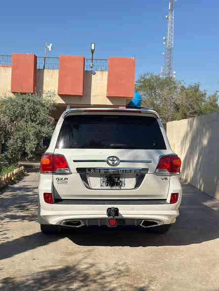 السلام عليكم للبيع لاندكروز 2015 كفالة عامة رقم بغداد 6 سلندر 
تشغيل عن بعد 
عداد السيارة 100 الف حقيقي  شرط الفحص 
فول مواصفات
السيارة بأسمي 
السعر 460 وبيه مجال
رقم الهاتف  
***********
