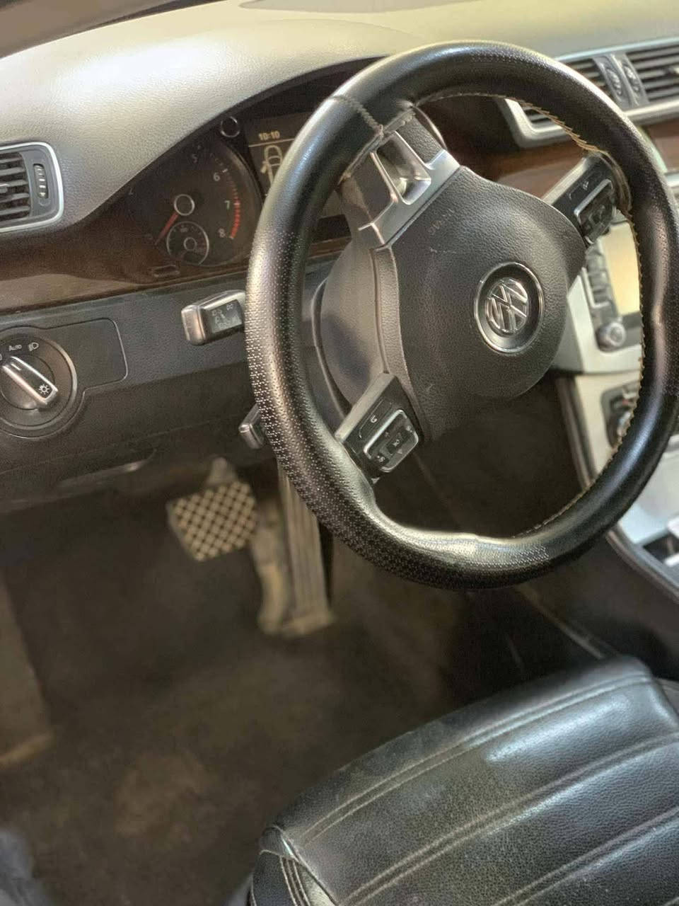 للبيع
السلام عليكم 
شباب سياره فولكس واكن موديل 12 باسات  محرك. وصدر وتايرات وكهربائيات فول 
تدفئه نار تبرد ثلج تبريد مركزي
 محرك 200 تيربو 
عندي بيها مشكله بلكير فجاأة وكف ميحرك سياره ينمر بلدشبول بس السياره واكفه متتحرك للعلم هاي الحاله صارت فجاأة بدون سابق انذار ابيع ع هيج وضعيه 

ملاحضه /سنويه ساقطه 
عليها غرامات975 الف مطلوبه

السعر المطلوب 65 ورقه هيه وغراماتها وقابل للتفاوض للتواصل مراسله او الاتصال ***********
سونارها موجود بالتعاليق
