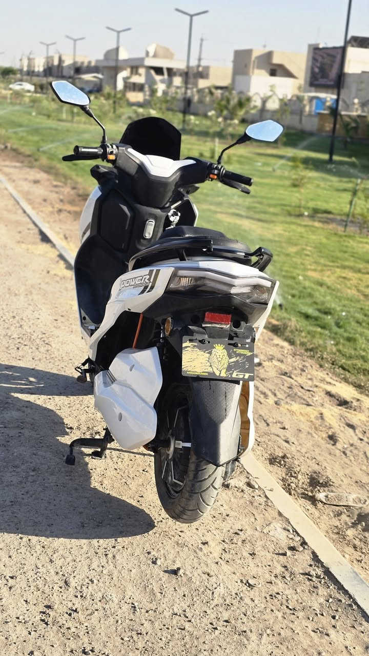 للبيع دراجة T-MAX لون أبيض، مواصفات فول، بطارية 35 أمبير ونظام 3 سرعات،
 بحالة ممتازة جداً.
مقعد (كرسي) طبي ومريح جداً مقسم لراحتك وراحة الراكب الخلفي
 بطارية 35 أمبير
 نظام 3 سرعات
 فرامل (بريك) خلفية
 شاشة رقمية
الإضاءة: لايتات أمامية LED
 إنارة LED أمامية وخلفية
 مساحة تخزين تحت المقعد
 مرايا جانبيةصامتة تماماً،  (اشحن واطلع).
​خاصية الرجوع للخلف (بگ): مزودة بنظام حركة عكسية (Reverse) لتسهيل ركن الدراجة والتحكم بها في الأماكن الضيقة بضغطة زر.
​📋 حالة الدراجة: جديدة نظيفة جداً وبحالة ممتازة وجاهزة للاستخدام المباشر.
 
 تصميم رياضي عصري
 مدة الاستخدام: اسبوعين فقط 
 سبب البيع: ظرف خاص
 السعر: 1,400,000 دينار عراقي
بيها ضمان البطاريه مع الوصل


**إذا كنت صاحب هذا الإعلان وتريد حذفه لأي سبب، رجاءا أرسل رسالة إلى الدعم الفني**