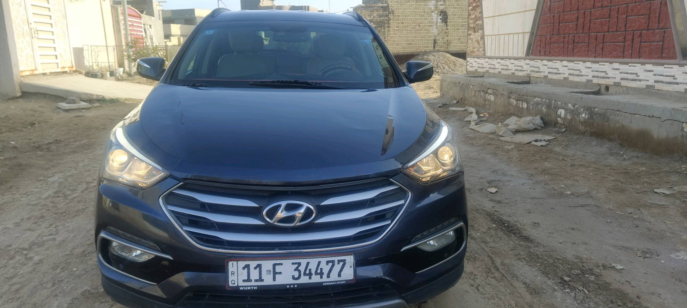 سيارة هيونداي سنتافي موديل 2017 للبيع، بحالة جيدة جداً كما هو موضح في الصور. اللون أزرق والسقف سونار. السيارة تتسع لعائلة وهي مناسبة للرحلات والتنقلات اليومية. تعمل بنظام الدفع الرباعي (AWD) وتتميز بمقصورة داخلية مريحة مع نظام ترفيه حديث. التقييم المروري حديث والمعاينة العامة ممتازة. للاستفسار الرجاء الاتصال على الرقم الموجود في الإعلان.