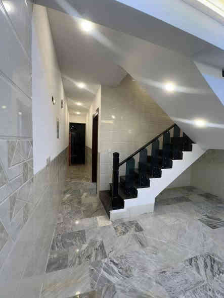 🏡 دار للبيع - 100 متر زيرو
✨ طابقين ونص | 5 غرف نوم
🏗️ بناء حديث 2025 - مستقل
🧱 واجهة بورسلين | أرضية مرمر

تفاصيل المنزل:

🛋️ الطابق الأول: صالة، مداخل، مطبخ، حمام، منور داخلي، غرفة نوم

🛏️ الطابق الثاني: 3 غرف نوم، حمام، حولي، بلكون

🌅 الطابق الثالث: غرفة نوم، بيتونة، سطح أمامي وخلفي 

📍 الموقع: حي الجهاد – منطقة ديوان المخابرات – قرب شارع 60

اتصال او متوفر واتساب ((( *********** )))
