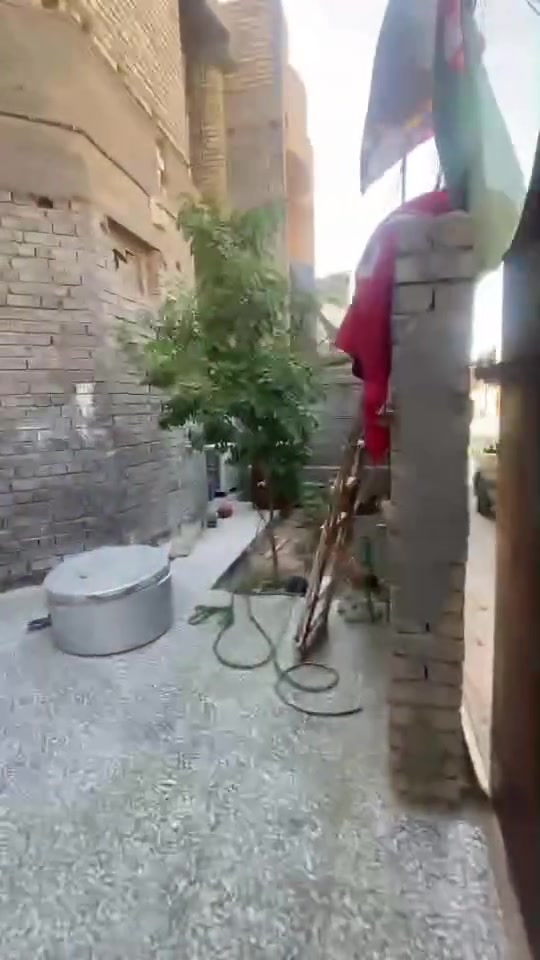السلام عليكم..
للبيع بيت طابقين نظيف وبناء مرتب، بموقع قريـب وممتاز:
📍 العنوان: جسر ديالى القديم - صاير ورا الجنسية مباشرةً.
📐 المساحة: 200 متر.
📑 السند: طابو صرف سند 25.
📋 تفاصيل تقسيم البيت:
الطابق الأول:
غرفة نوم.
استقبال وصالة (كبار ومساحاتهم حلوة).
مطبخ.
مجموعتين صحيات (ثنين).
الطابق الثاني:
3 غرف نوم واسعة.
صالة.
مجموعتين صحيات (ثنين).
🛠️ وضع البيت:
البيت بيه نقص الأرضية (بس المواد مالتها موجودة وجاهزة بالبيت، تحتاج بس خلفة يشتغلها).
📞 للاستفسار والتفاصيل:
للشراي الجاد والي يحب يستفسر عن باقي التفاصيل، يرجى التواصل والاتصال مباشرة على الرقم:
📱 ***********
