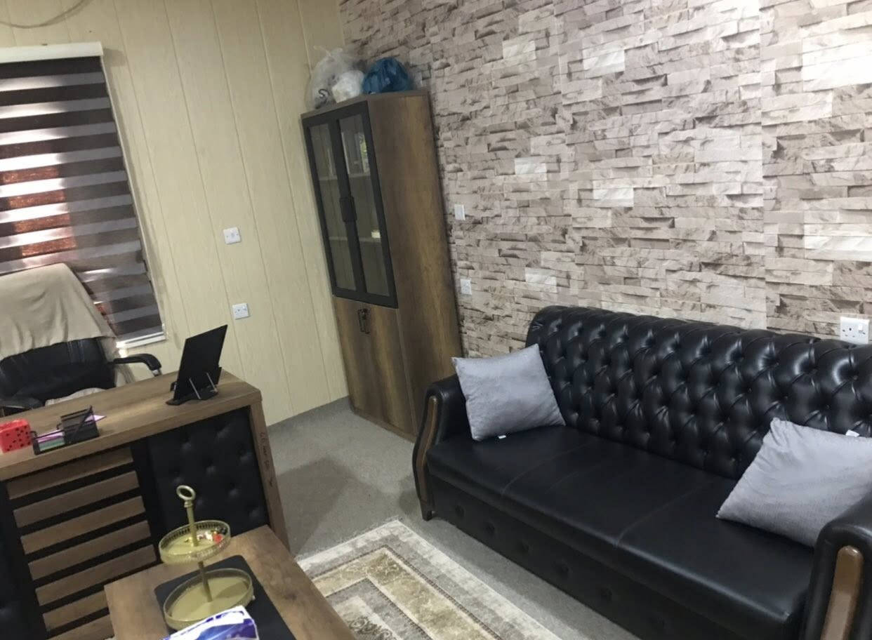 تاقم ئۆفیسێکی جوان و نوێ
پێویستیەکانی ئۆفیسەکەت لەتاقمێکی ٥ نەفەری زۆر پاک و چەرمی عەسل 
وە مێز و دۆلاب و کورسی و مێزێکی ناوەراست  
وە کورسیەک و ٣ تەپلەک  کە زۆر کەم بەکار ھاتوون و جوان ماونەتەوە وەک نوێ وایە  بە نرخێکی گونجاو شوێن سلێمانی (***********)
