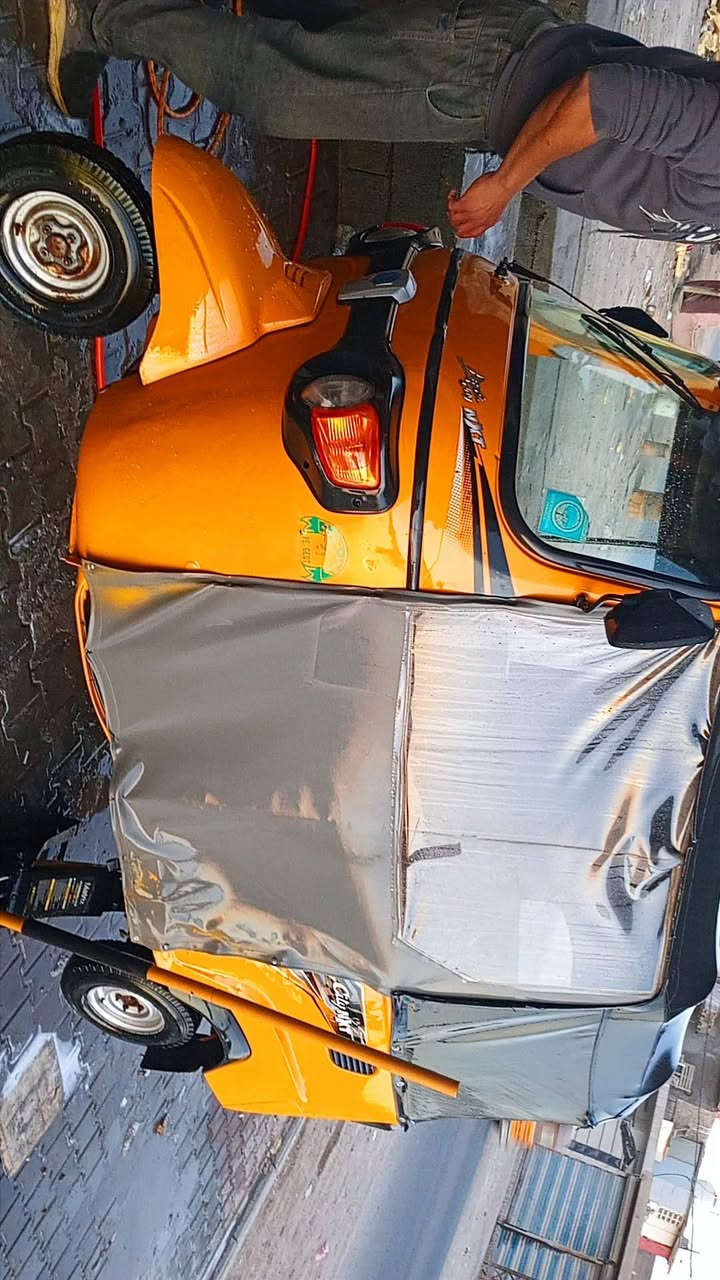 تك تك بياجو موديل 21 أوراق كامله شرط الترقيم لون اصفر ذهبي تخم تاير جديد كهربائياتها كلها شغاله  على نظام الشركه تماما بيها ضربه بصيطه يم الدوس التك تك مال جناي لان ممشتغلين بيها مال بيت لا تنفيس ولا تبخير قطره خياس مابيها مثل مموضح بلصور السعر 3و100 وبيه  مجال رقم *********** مكاني بغداد فلكه حي النصر
