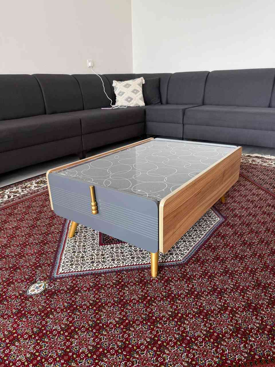 ئەمە سێتە جوار پارچەیە بۆ فرۆشتن لۆک لۆکە وکەم بەکار هاتوە 
کونسوڵ وئاوێنەو مێزی ناوەراست لەگەل مێزی تەلەفزوێن
هەمووی پێکەوە بۆ فرۆشتن بەنرخی زۆر هەرزان خۆی ٦٠٠هەزاری پێدراوە 
نرخی کۆتای ٢٩٠هەزار
***********
*********** السليمانية, العراق
