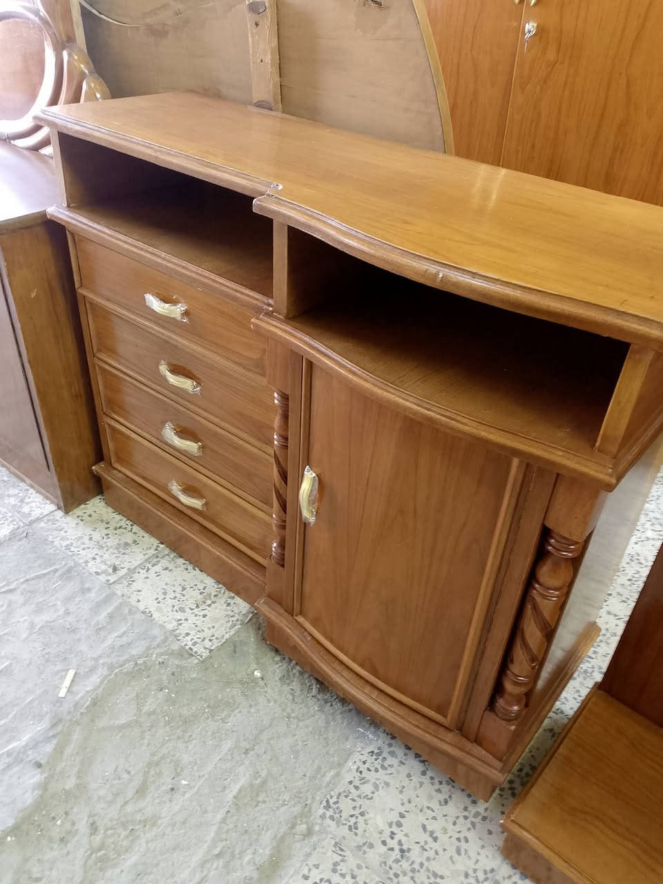 يعلن معرض جسار للمزاد العلني عن وجود غرفه نوم سته ملحق صاج طبيعي داخل وخارج مدور دنك زان متواجد في بغداد السيديه حي الإعلام شارع قطر الندى لاتصال *********** اهلا وسهلا بكم
