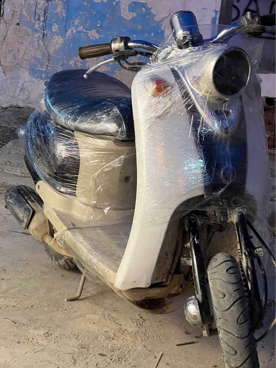 دراجة عبدالحليم نثية...حاوية يابانية اصل ماشية ٨ اشهر تقريباً...محرك و كابريتر كبس بلادية شوتة و صالنصة بلادية  المحرك نشط و تشتغل نگرة سلف و ما مفتوح ابداً شرط الفحص...بيه نواقص بسيطة كهربائيات و قطعة وحدة من الكفر واضحة بالصور.
السعر مذكور و بيه مجال بسيط
لتواصل *********** كركوك, العراق
