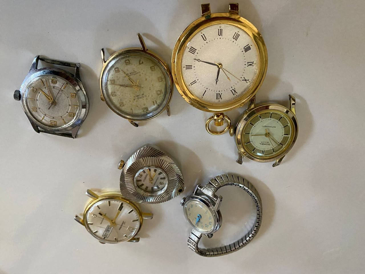 مجموعه ساعات قديم سويسري
العدد 7 قطع
بيهن قطعه اوتماتيك تغليف ذهب شغاله نقص زمبلك 
والقطع البقيه يشتغلن ويوكفن
نصب تكويك فقط القطعه الجيبيه بطاريه


**إذا كنت صاحب هذا الإعلان وتريد حذفه لأي سبب، رجاءا أرسل رسالة إلى الدعم الفني**