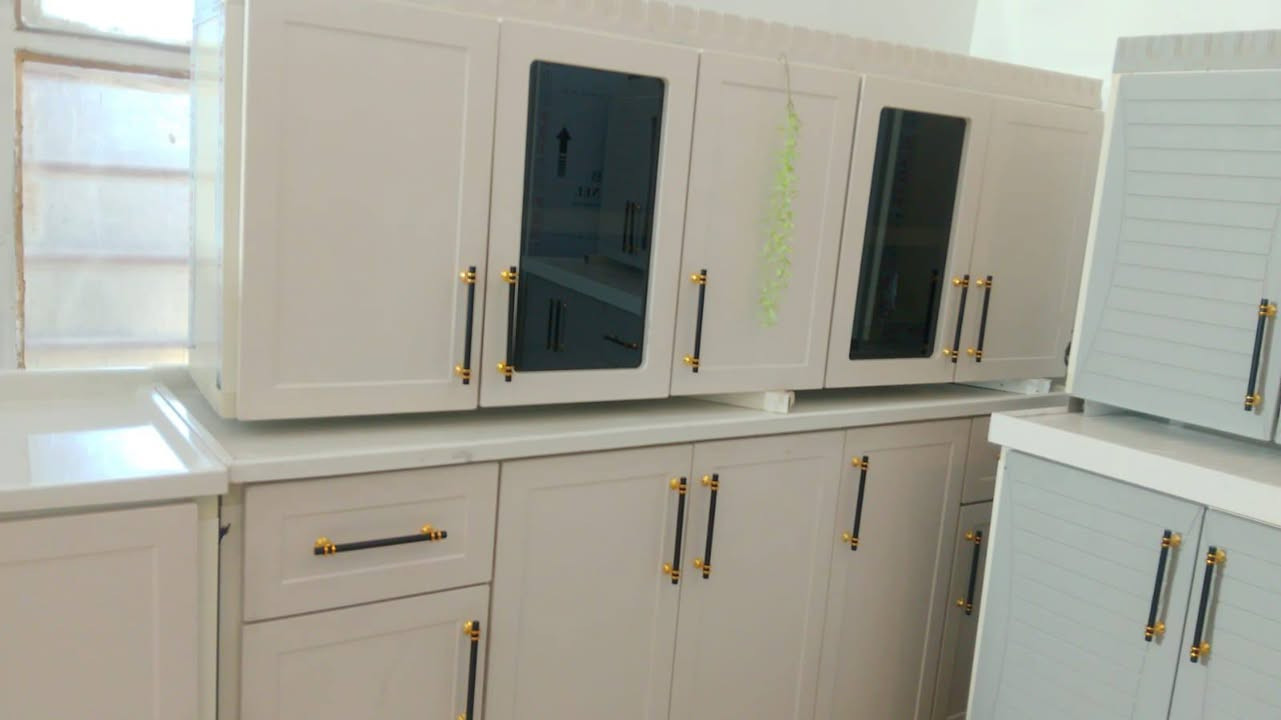 كاونتر المنيوم 
هيكل المنيوم والأبواب اج دي اف قياس مترين مع سنك متر وربع كله مرمر السعر ٨٠٠ مكان السيدية اتصال *********** بي واتساب
