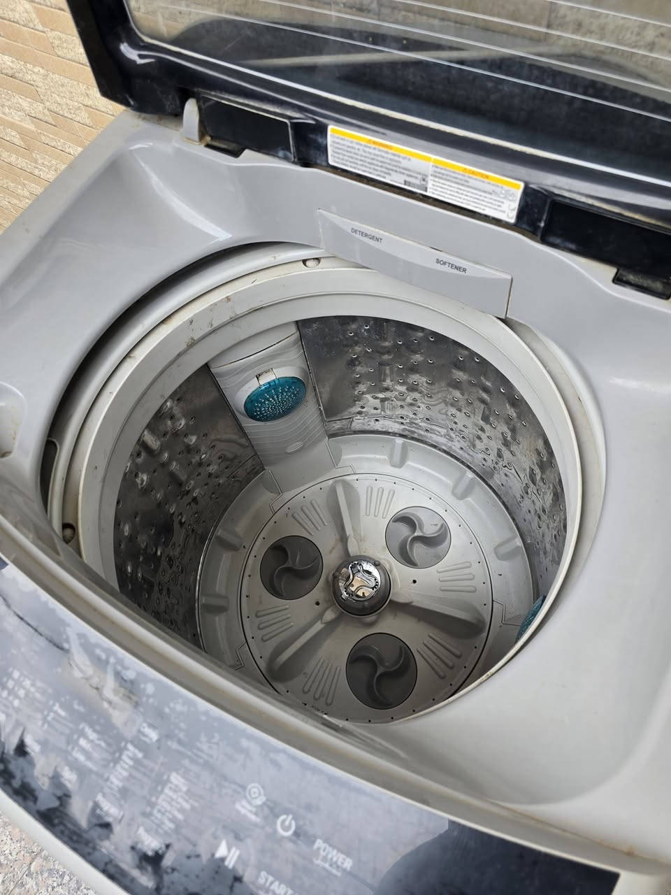 غسالة للبيع
ال جي lg 
يطلع صوت احتكاك اثناء التشغيل 
*********** السعر 250 وبيها مجال
