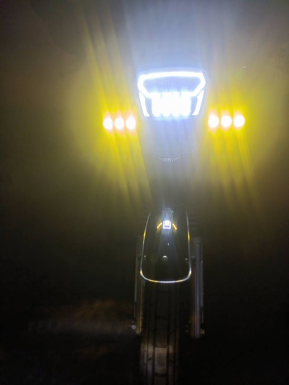 السلام عليكم دراجة سولنك
موديل= 25 نازلة بشهر 8 بنهايته يعني صارله 7 اشهر . للعلم الدراجة ما مشتغلة دلفري يعني ما متعبه على أيدي 
المشي مالته // 5400
المعدل // 120 وقابلة للزيادة 
سعة المحرك// 200cc
 بصمة ريمونت وبصمة اصبع وسلف وهندر كلشي بيه شغال اي نقص مابيه 
الاضافات// 
جنط خلفيات بيهن كلوب 
وجنطة من فوك أيضاً بيه كلوب مثل ما موضح بالصورة.
درع أبل جفوف  ومرايات وستاند مال تلفون 
واقية مال بوكسر أمامية 
ولدات أمامية أبل عدسة ثنين كل واحد بي ثلاثة عدسات 
المكان بغداد ابو دشير وهذا رقمي متواجد فقط على واتساب شباب 
السعر 950 وبيه مجال للطيبين ***********
