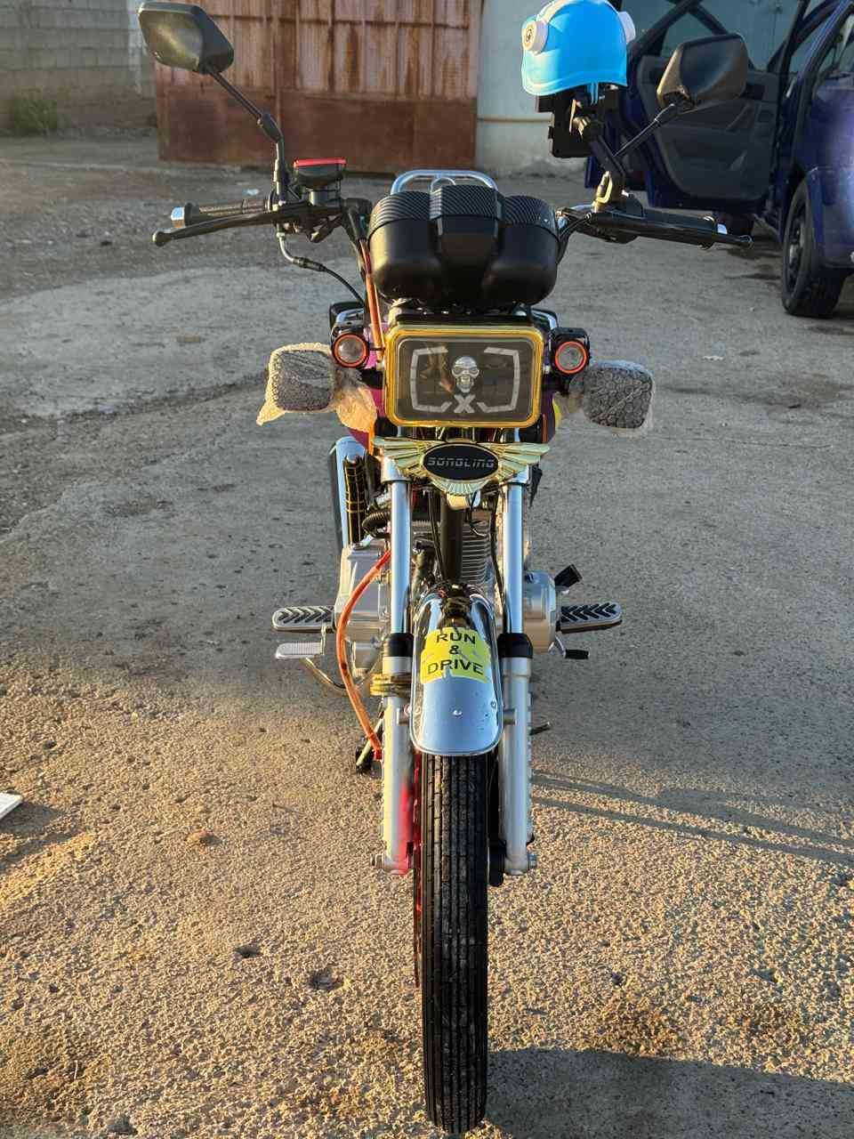 السلام عليكم اخوان دراجة للبيع دراجة نضافة وشلعة ومعدل وكفالة عامة دراجة موديل2025 وبس صلانصة مبدلة وباقي كفالة عامة راقمي ‏‪***********‬‏ اتصل وتدلل مكاني ديالى الخاص سراجق وتحياتي 🩵
