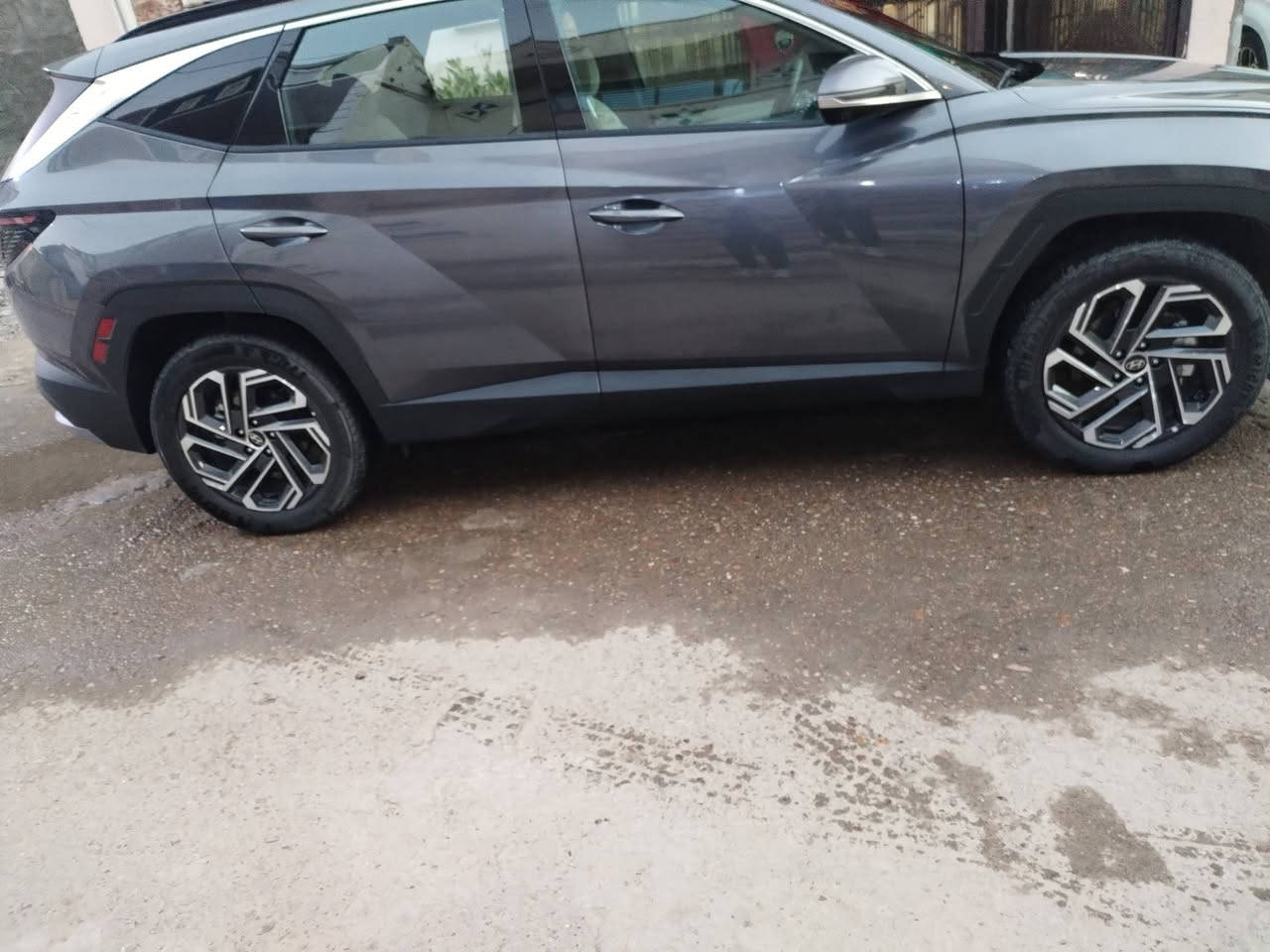 2025 Tucson limited هايبرد
توسان لمتد اعلى مواصفات لون فيلي شذرة 
فور ويل
رقم بغداد 
ضرر تبديل جنطه وصبغ نص الجاملغ الخلفي جهة السكن 
باقي السيارة كفالة  
السيارة بدون إرباك 
السيارة جديدة ودخول جديد واخت الزيرو بعدها 
ماشية  11  الف ميل 
1- محرك 1600 توربو هايبرد 
2- بانوراما 
3-اربع كامرات امامي وخلفية وجانبية بالمرايات 
4- حساسات امامية وخلفية ١٢ حساس
5- رادار امامي وجانبي وخلفي نقط عمياء 
6-تتقدم وترجع بالبصمة 
7- كشنات جلد ابيض وكهرباء الاماميات 
8- تبريد وتدفئة كشنات امامية وستيرن تدفئة وكشنات خلفية تدفئة 
9- كير تعليك و شفتات ستيرن 
10-خزن كشنات
11-لايتات عدسات تختلف عن العادي
12- صندوق كهرباء ومن تقترب منة يفتح  
13- داتا شو تعرض على الجامة الامامية 
14- سستم صوت Bose مع دمام بالصندوق
15-اوتو هولد
16- مساعدة النزول من المنحدرات 
17-شاحن تليفون واير ليس 
18-حساس قراءة العين 
19-الوان داخلية تتغير ١٠ الوان بيها 
20- انارة داخلية led 
21-شحن تايب سي 
22- ويل كب حجم ١٩ 
23- شاشة كبيرة ابل كار بلي واندرويد اوتو 
24-مرايا قلاب عند الرجوع للخلف
25- كامرات مع الاشارة
26- رادارات وسياقة ذاتية ومرايا تعتيم ذاتي
السيارة جديدة ومابيها اي نقص 
مكان السيارة بغداد
بدون ارباك
السعر 220  وبيها مجال 
***********
