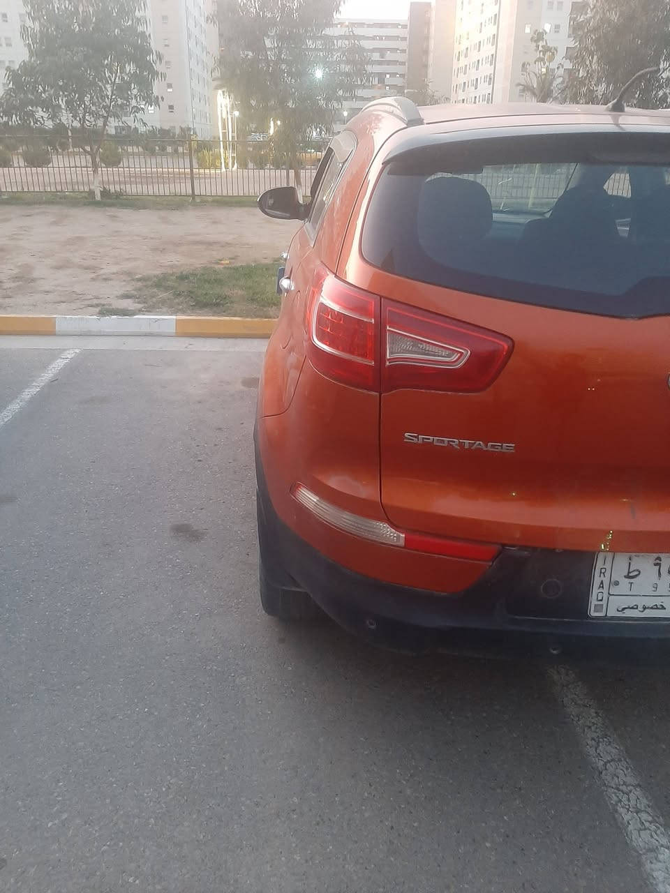 السلام عليكم من رخصه الإدمان كيه سبورتج خليجية بغداد ٢٠١٣محرك ٢٠٠٠دوش الاطارات بحاله جيده جدا بيها طخه بين باب السايق والخاملغ مصلحه عل البارد وبيها شخط بالباب الايمن كير ومحرك مكفول تبريد شغال بغداد مشروع وطني بسمي ماشيه ١٣٠الف كم بغداد. مجمع بسمايه السكني رقم ***********
