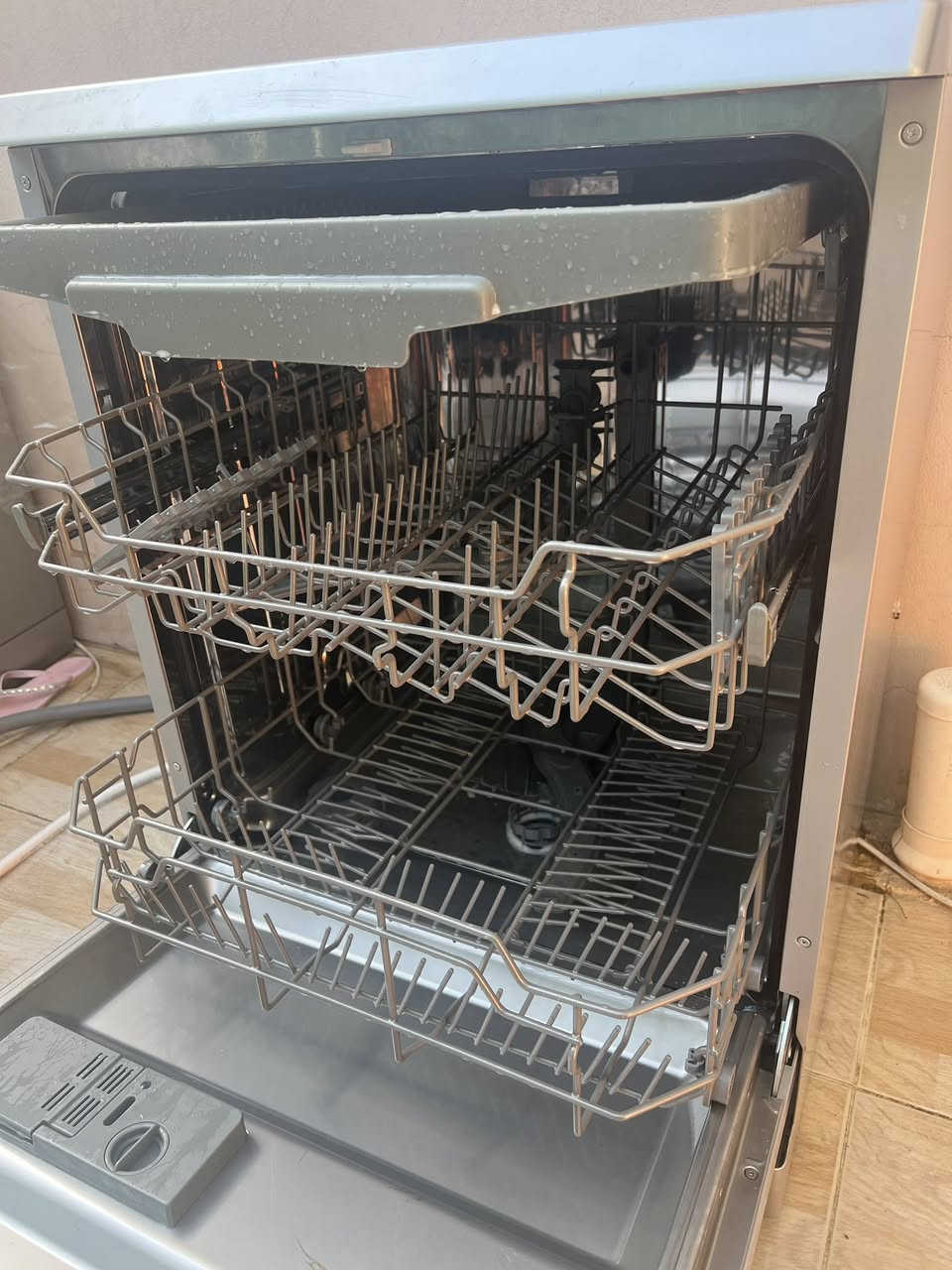 غساله صحون بوش اللماني جدا نضيفه  اي عيب ما بيه
جدا نضيف 3سلات و3 مرشات
***********
