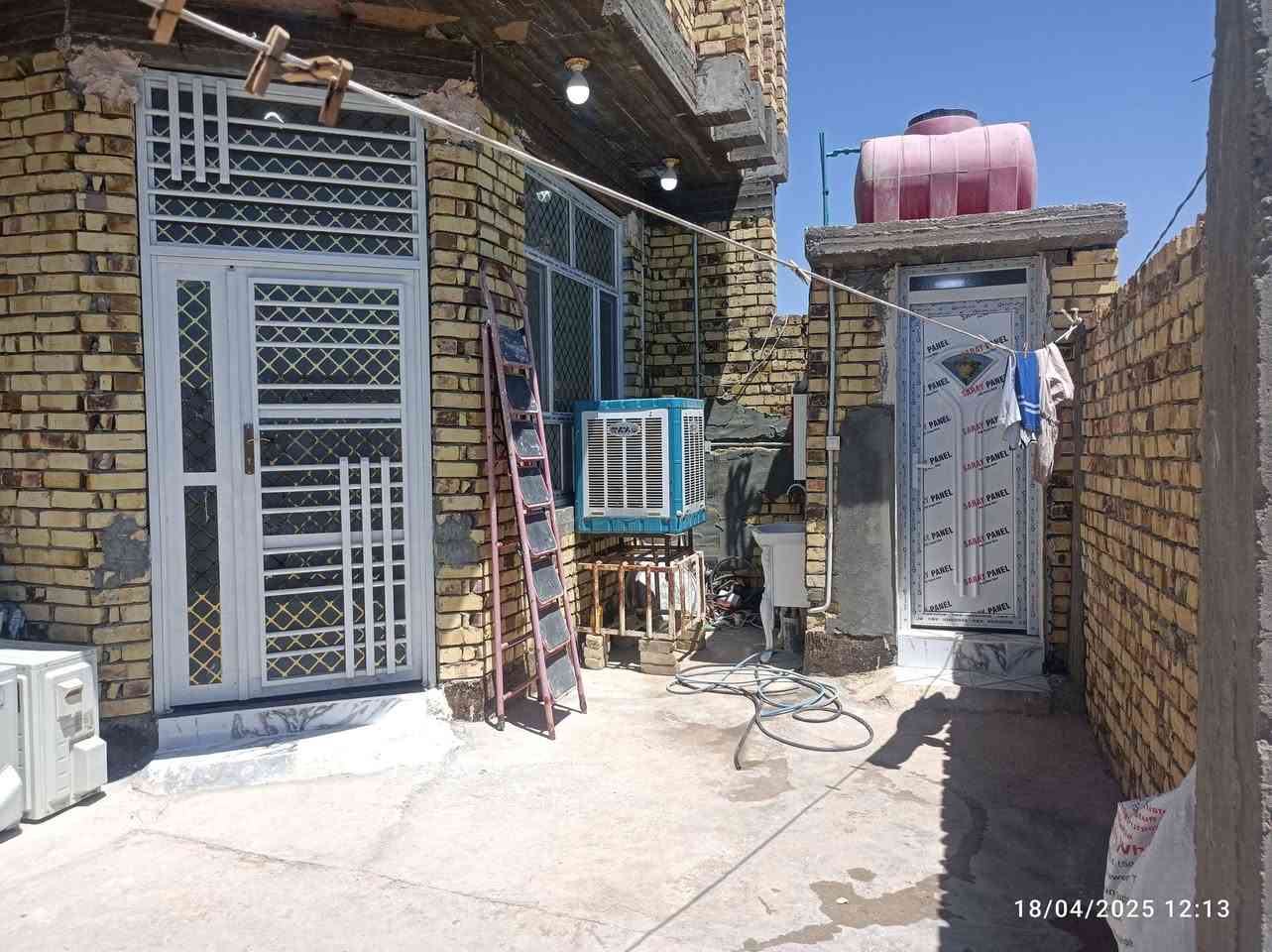 السلام عليكم 
بيت للبيع طابو زراعي سند 25
بناء حديث 2024
المساحه 200م 
غرف عدد2 
استقبال 
مطبخ 
صاله 
مجمع صحيات داخل وخارج 
العنوان  خلف سايلو الحلة 
السعر 95 مليون وبي مجال 
الاتصال ***********
