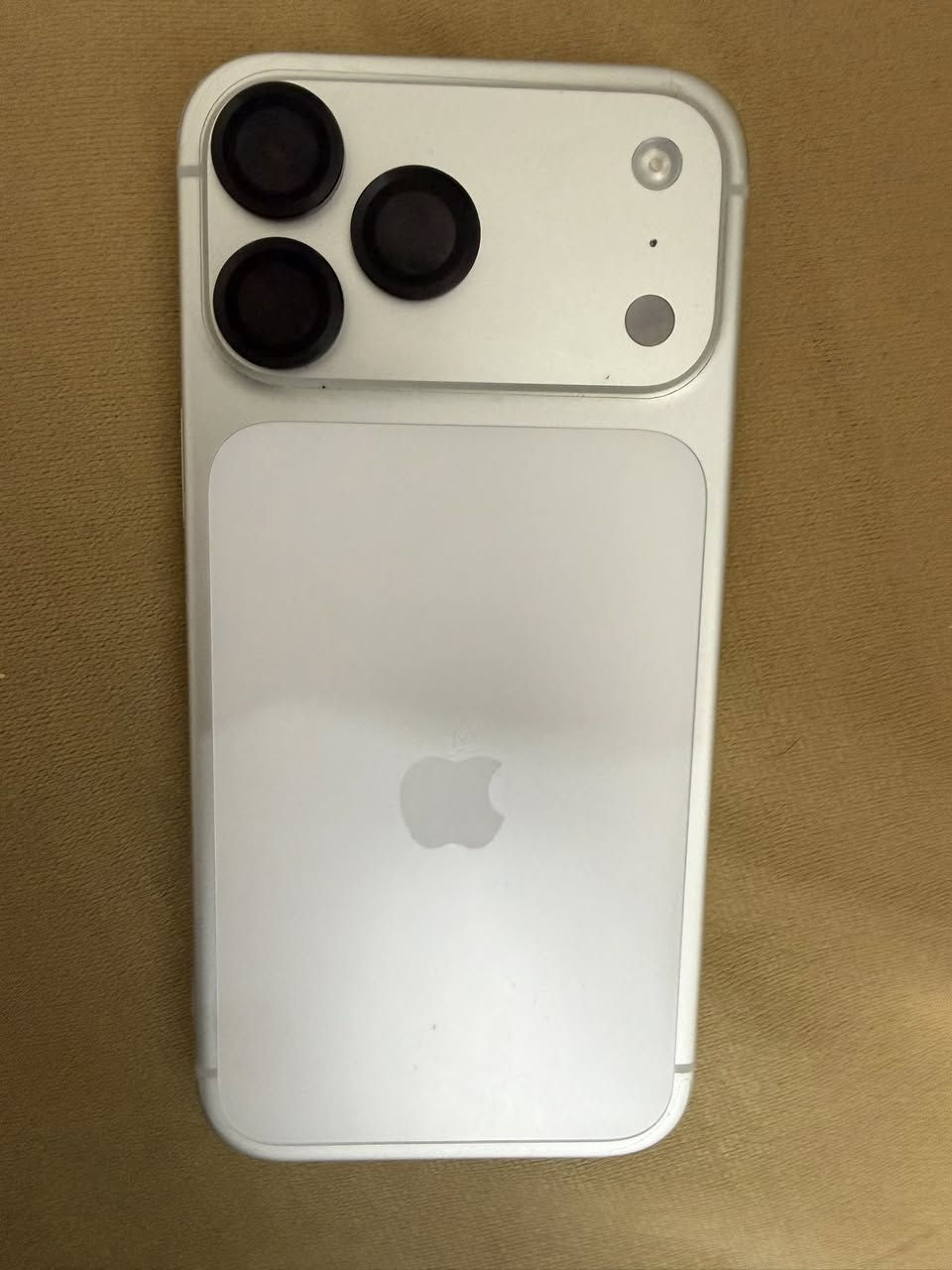 سلام عليكم آيفون 17برو ماكس يسم نسخة
اليابان ذاكرة 256
لون سلفر 
سعر مليون ٨٥٠وبي مجال 
لعنوان بغداد قرب فلكت حي نصر 
هـ***********
