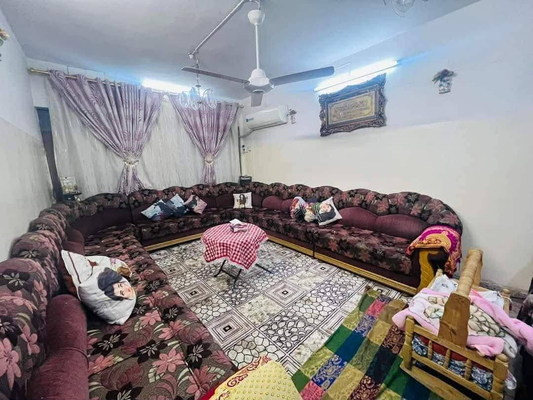 للبيع بيت  بحي الشرطة بالمربع الذهبي 

مساحة 200 متر 

واجهة 10 قبل مجمع راما بفرع 

طابقين بناء قديم 

اربع غرف نوم 

هول وستقبال 

صحيات بطابقين 

مطبخ بطابقين 

معزول الاول عن الثاني 

// للأستفسار  التواصل ***********
