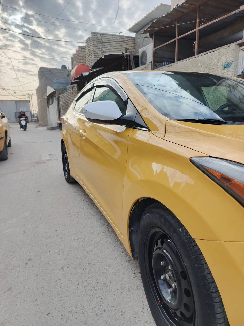 السلام عليكم النترة 15 رقم بغداد سيارة جديده فتحه سقاف نص فول مكينه الفين امريكيه حدثه مال مريكه دعاميه فقط وشويه بل جنطه مكينه بيه واكف بطل من ورة دهان مو زين سيارة تمشي وما بيه شيء تكدر تشتغل بيه ما نقصه كلشي العلوان بغداد مدينه الصدر  *********** وساب
