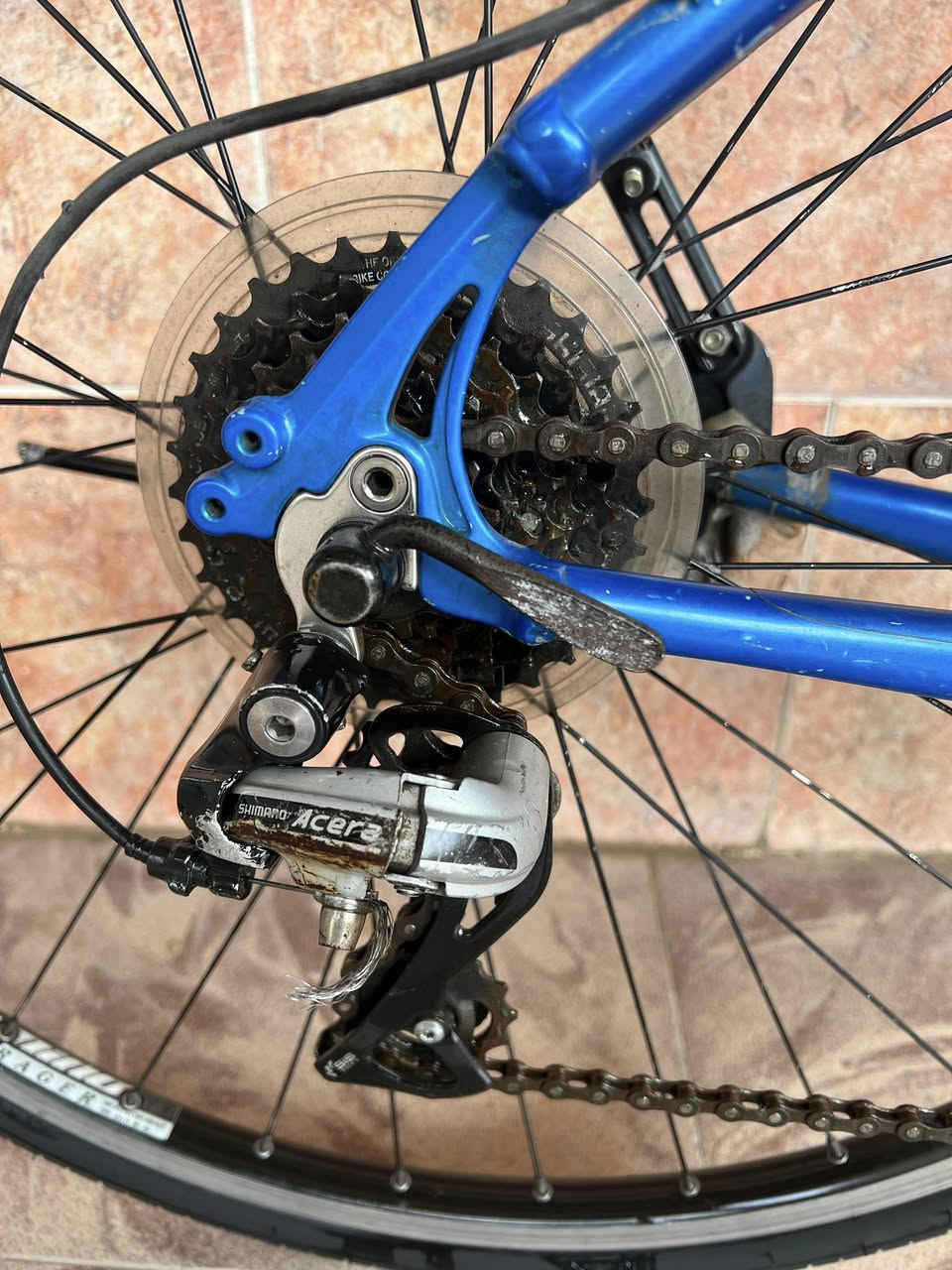 السلام عليكم بايسكل C700 
من ماركة اترك TREK العالمية 
حجم27 باله المنيوم خفيف جدا مناسب للترحال والمسافات الطويله السرعات 3 نمر امامي 8 نمر خلفي (3.8)كلشي شغال
يوجد توصيل كل محافظات العراق 
اليفيده يراسلني ويدلل


**إذا كنت صاحب هذا الإعلان وتريد حذفه لأي سبب، رجاءا أرسل رسالة إلى الدعم الفني**