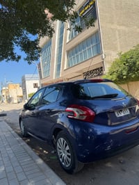 بيجو 208  نظيفه موديل 2016كير ومحرك مكفولات  السياره مثل ما موجوده بال...