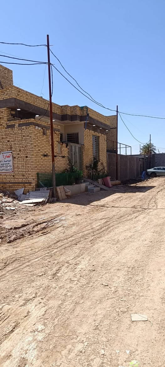 بيت 100 متر بنأ حديث توه كمل طابو اسهم ع طريق السياحي مال تركي ع الشط  مكان حلو وسكن وخدمات
بشارع مكتب الفضلي  مقابيل مطعم نوارس 
غرفه  ومنور وحمام وصاله ومغزن ومطبخ واستقبال وصحيات خارجيه وداخليه
توه كامل صالي شهر من سكنت بي شغل درجه اوله 

السعر ٨٥مليون وبيها مجال
***********
