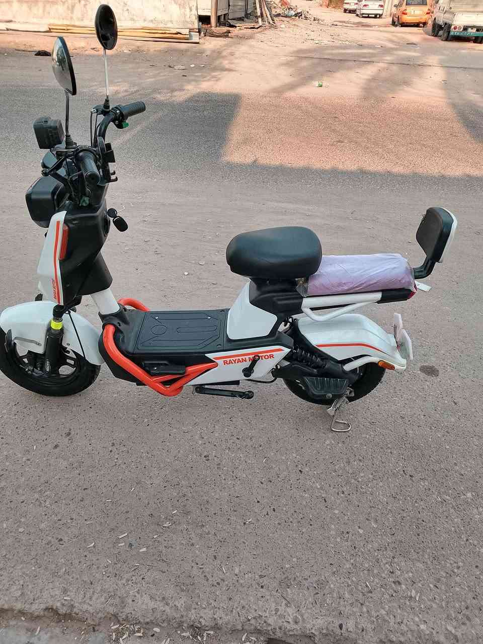 سلام عليكم للبيع دراجه شحن موديل 25 البيع 4 بطاريات بعده على وضع االشركه اي نقص  مابيه صارله شهرين من طلعته من المعرض شركت الريان اتمشيك 45 كيلو سرعه 50 حقيقي سعر 325 وبيه مجال مكاني بكربلاء رقم الهاتف رقم الواتساب ***********3.  ***********
