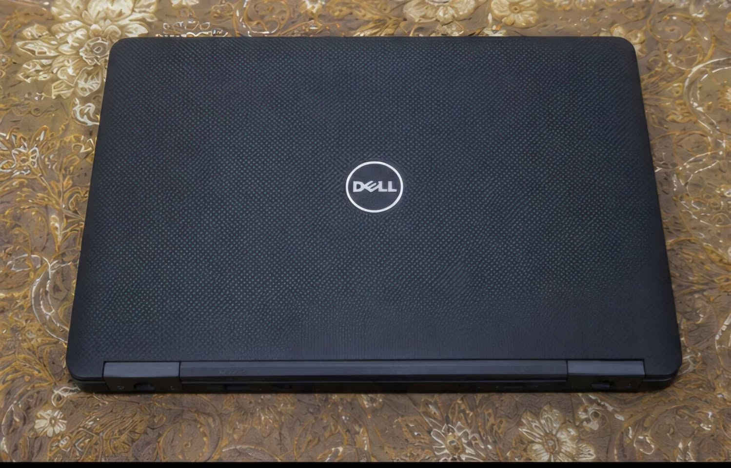 💻 للبيع: لاب توب Dell Latitude E5550 بحالة ممتازة

المواصفات التقنية الكاملة:
الموديل: Dell Latitude E5550 (فئة رجال الأعمال الاعتمادية).

المعالج (CPU): Intel Core i5-5300U بسرعة تصل إلى 2.30 GHz (الجيل الخامس).

الذاكرة العشوائية (RAM): 8 جيجابايت DDR3 (ممتازة للتنقل السريع بين البرامج).

الهارد (Storage): 238 جيجابايت SSD من نوع KingSpec (سريع جداً في الإقلاع وفتح البرامج).

كارت الشاشة (GPU): مدمج Intel HD Graphics 5500 (128 MB).

النظام: ويندوز 10 برو (نظام تشغيل 64 بت).

الشاشة: يدعم ميزة اللمس (Touch Screen) حتى 10 نقاط لمس.

الاستخدام المناسب للجهاز:
ممتاز جداً للدراسة والبحوث والتعليم الإلكتروني.
مثالي للأعمال المكتبية، المحاسبة، تصفح الإنترنت، وإدارة الصفحات والمتاجر.
تشغيل برامج الأوفيس (Word, Excel) ومشاهدة الأفلام بدقة عالية وبسلاسة تامة.

ملاحظات :
الجهاز يحتوي على هارد SSD فائق السرعة يجعل الأداء سلساً وبدون أي تعليق.
الشاشة تعمل باللمس بالكامل (تاتش).

السعر المطلـوب: 
[  250 الف وبي مجال بسيط للشراي ]
المكان: [ البصرة الجزيرة ]
للتواصل والاستفسار: [ *********** ] البصرة, العراق
