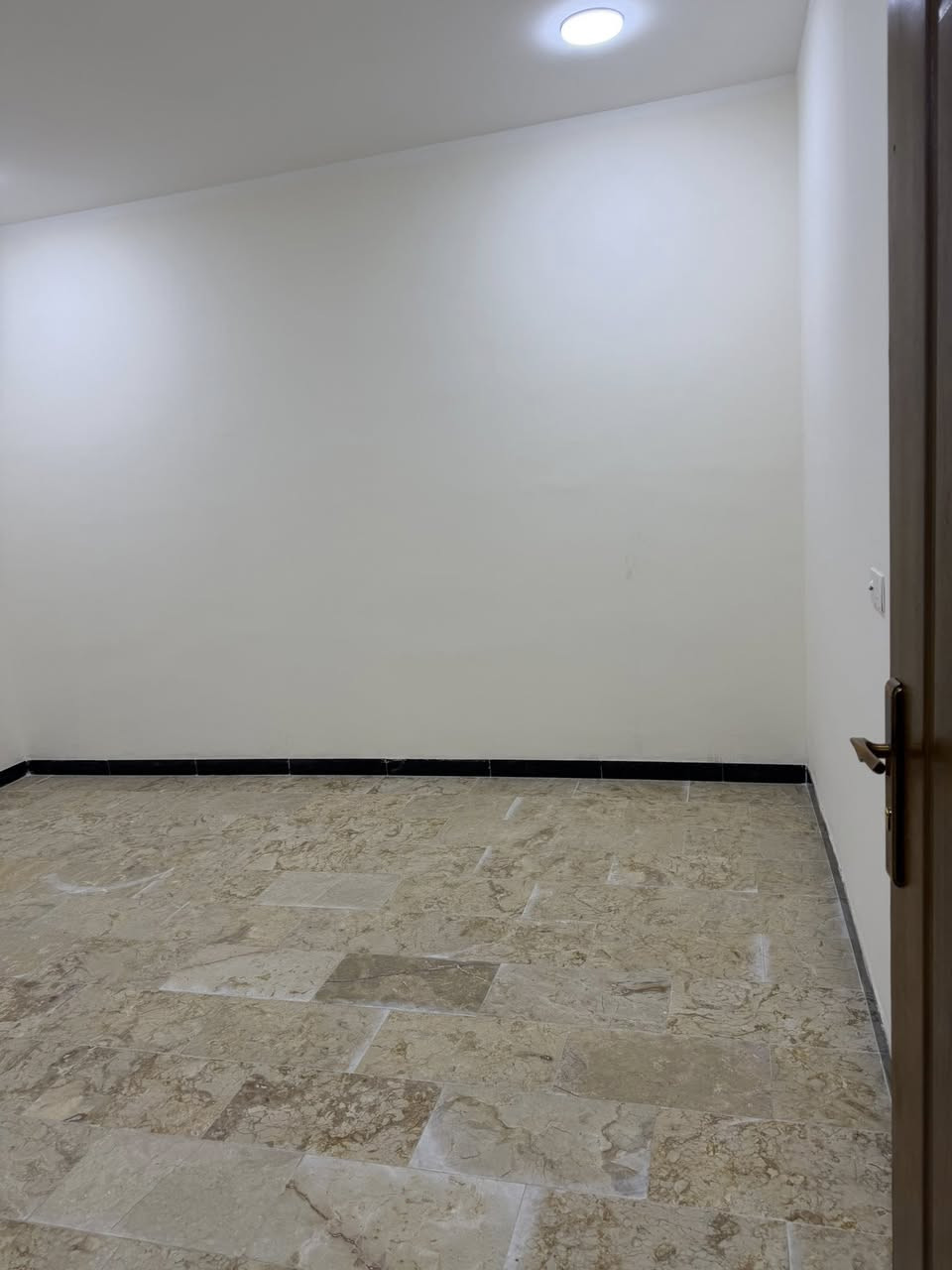 بيت للبيع الشعب التجار الاولى مقابل الاسواق المركزية
المساحة 110 م 
الواجهة.  5
النزال.      22
لاستفسار 
مكتب بغداد لوساطة العقارية
***********
***********
