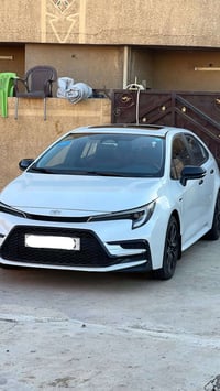 كورلا 2025 لون ابيض صدفي  السياره جديده بمعنى الكلمه  بدون ضربه بيها ش...