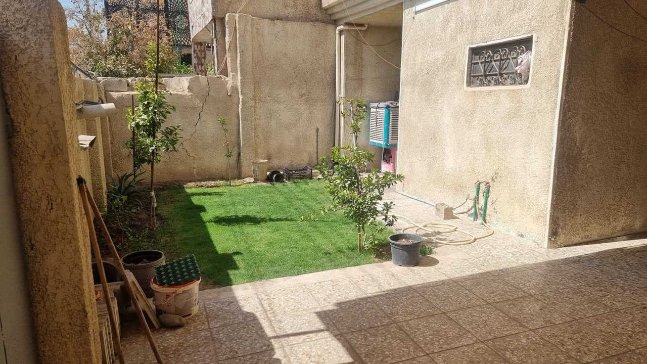 السلام عليكم بيت فرصه من لعمر  بحي الجهاد المربع الذهبي منطقه95 شارع التجاري مقابيل الضباط  
واجه10 نزال20
200 متر
5 غرف نوم بناء نضيف
يباع قطع100 ب100
ويباع كامل ويباع 150 ب
50  حسب الزبون
البيت فرصهه من لعمر 
 للاستفسار خاص***********
