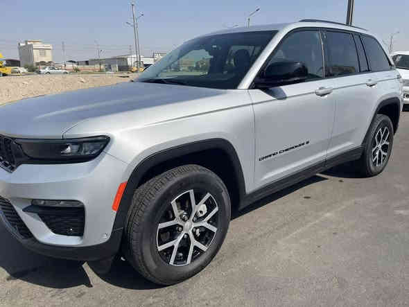 السلام عليكم .جيب كراند شيروكي لمتد 2023  وارد امريكي 5  راكب حادث سرقة وراجعات قطع اصليه من الوكالة.  السياره مصلحة بامريكا  مكفوله من الصبغ والضربة .      
الاستفسار . ***********
