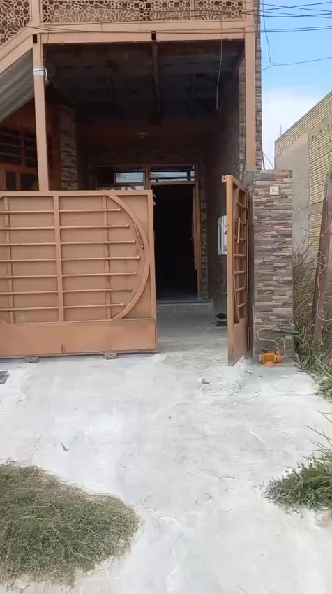 الايجار مشتمل طابق ارضي غرفتين وصالة وخدمات المساحة 150 المكان الضباط مقابل الرفاق السعر 650 الاتصال ***********
