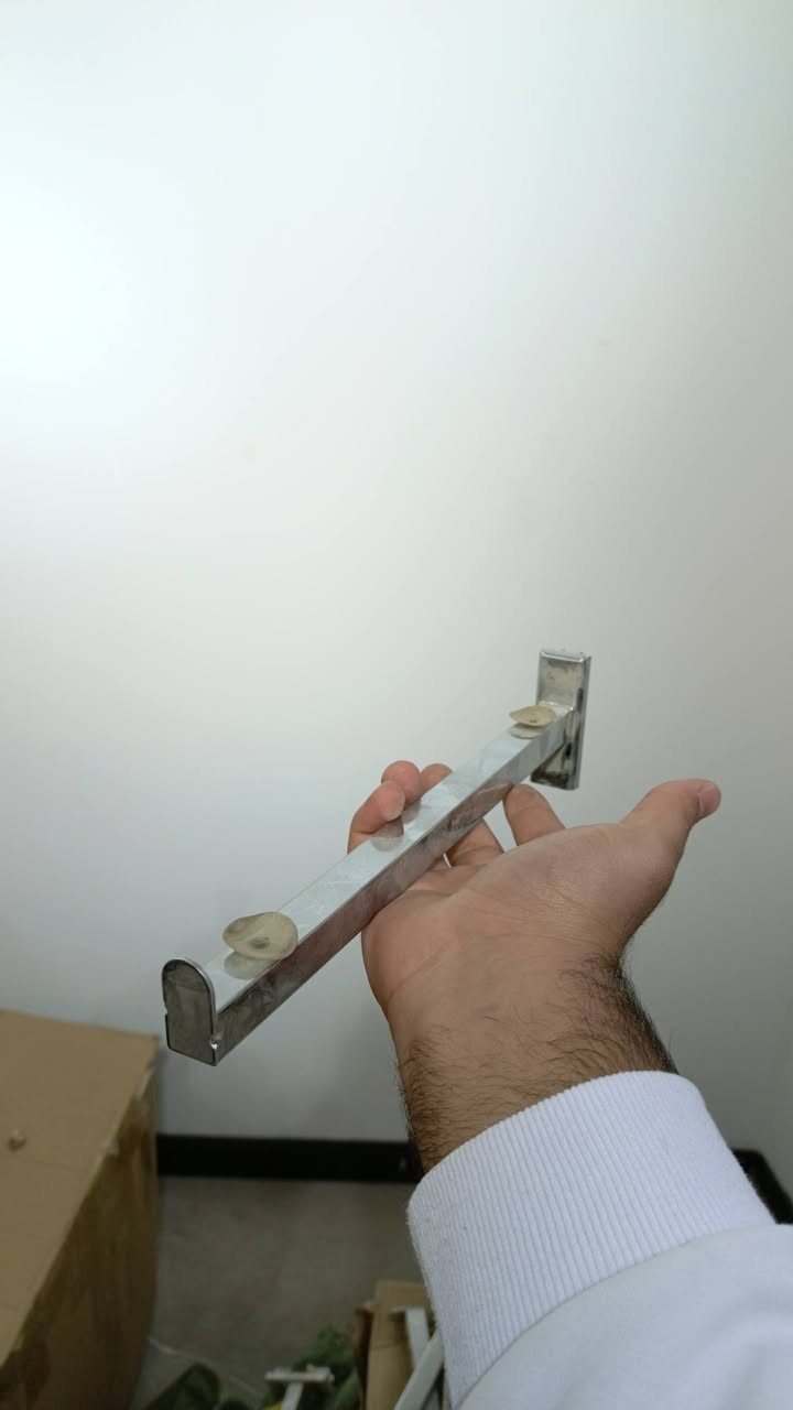 سلام عليكم للبيع متوفر كميات كبير بسعر مناسب واغراض ديكورات محلات ملابس للحجز والاستفسار ***********
