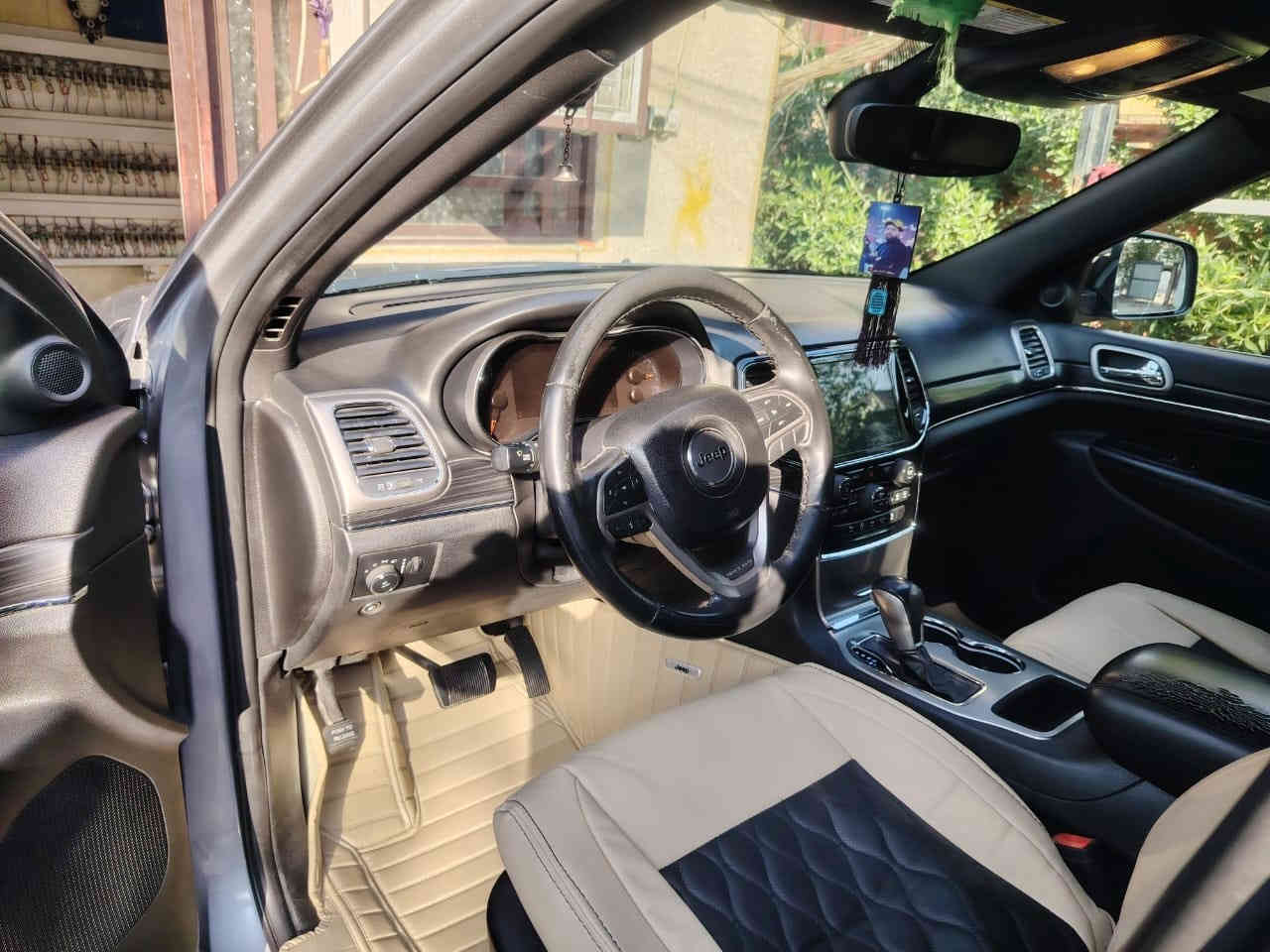 السلام عليكم جيب جراند موديل 2019 بسمي حادثه  شبر من جاملغ وشبر من البنيد ودعاميه ساره فول سايدروف تحكم استيرن كشنات كهربائي الموصفات معروفه مالتهه بصمه تشغيل عن بعد السعر 230 وبيهه مجال ***********
