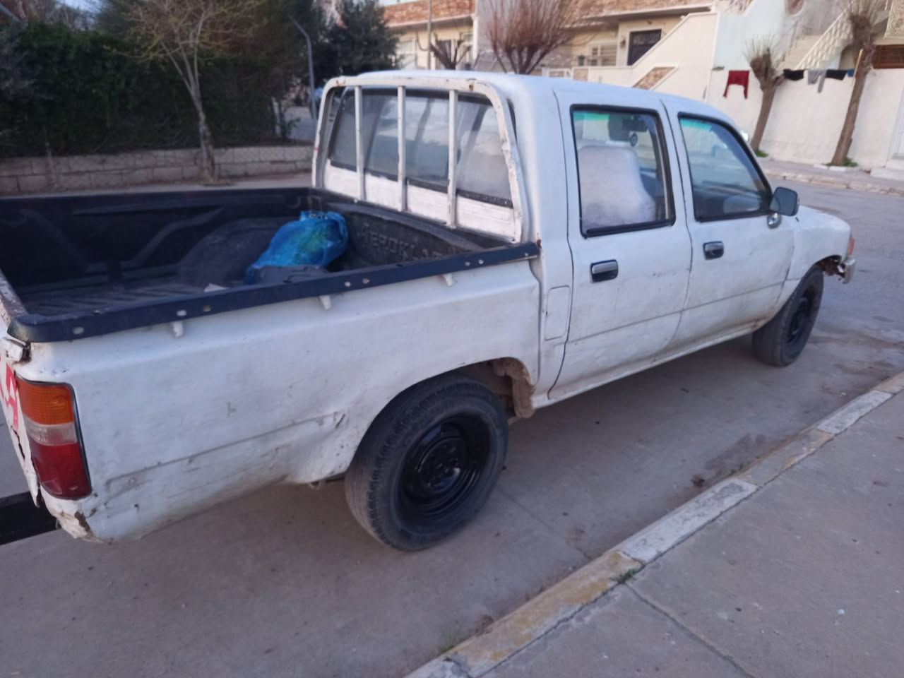 پیکاب  مۆدێل    2001  ماڵی دۆست و فە قیرە
ئاڕم پلاسیک بووە  ئاڕمە کە ی ون بووە ....؟

گێڕو مە کینە و کارە بای و شانسی و خایسات

بە شە رت بڕاوە و موس و وە رگە ڕاوبە شە رت

پێش و پشتی تازە دا گیراوە ئیستۆپ دیسک 

پاوە ر برێک وگە رمی و لایت و فڵچە ئیشە کات

نرخ  13  گە و کە مێ مە جال ***********

گۆڕینە وە ش  ئە کە م  لە سە ردڵ  گرتن
