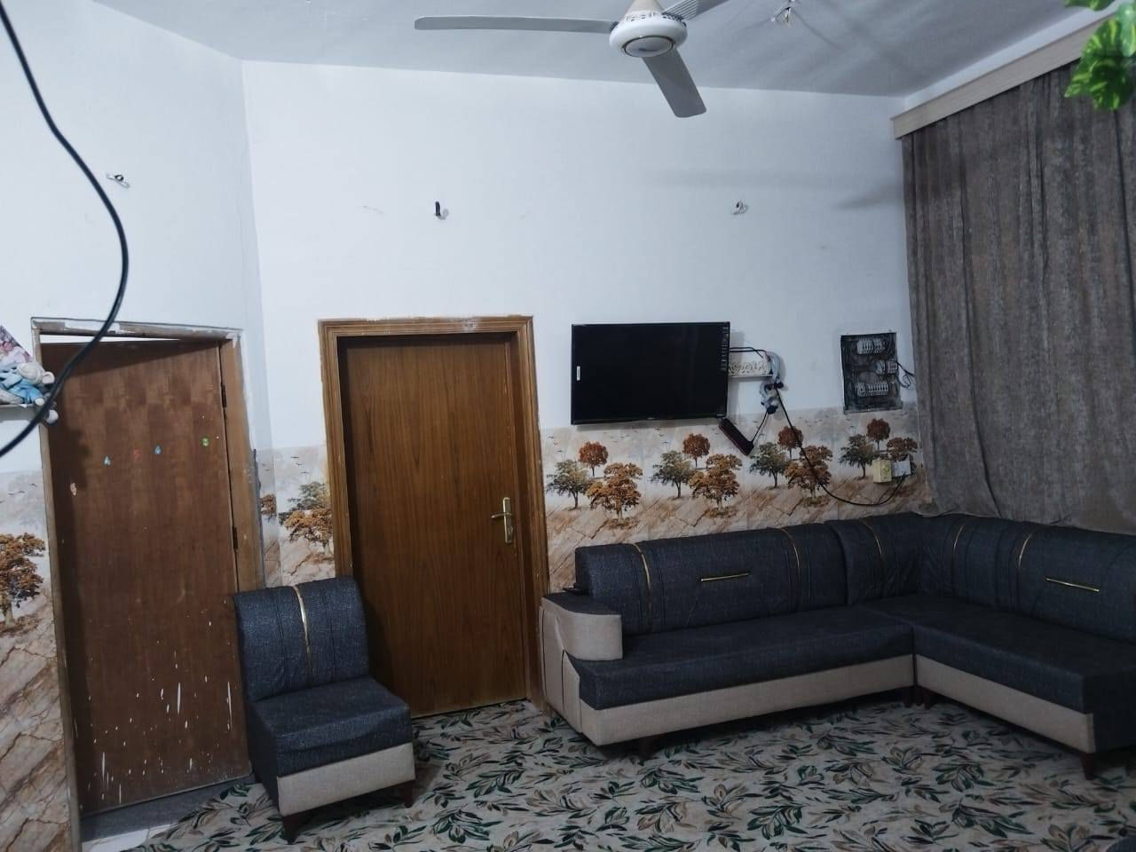 منزل 100م طابقين للبيع في شارع ركن الجامعة بالقرب من سكلة عيسى، قريب على شارع الزوار
- *الطابق الأول:*
    - غرفة نوم
    - صالة
    - استقبال
    - مطبخ
    - حمام داخلي
    - تواليت خارجي
- *الطابق الثاني:*
    - غرفتين نوم
    - صالة
    - حمام
    - صحيات
بسعر 85 مليون
للاستفسار: ***********
