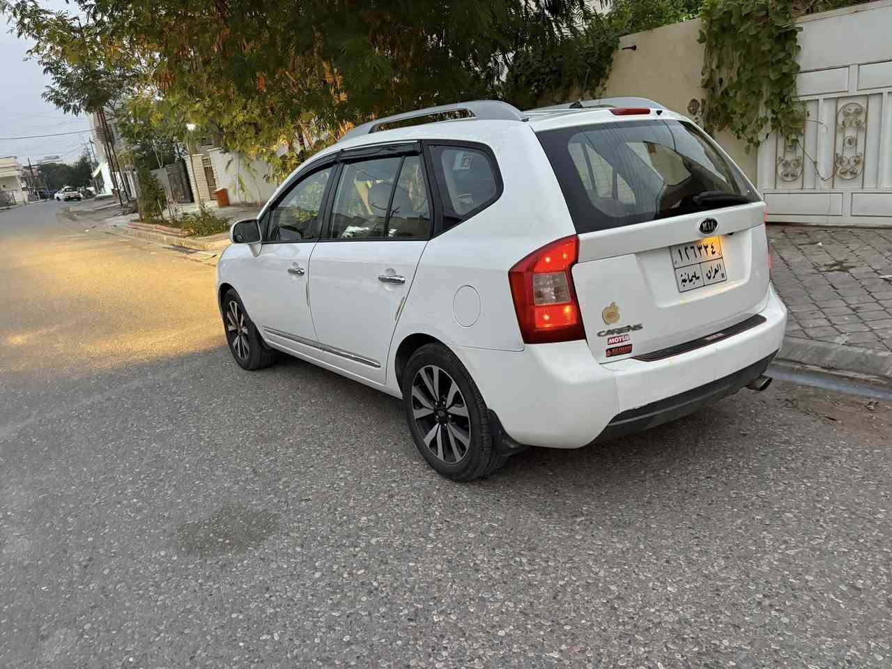 من رخصة الادمن 
كيا كارنز موديل 2013 كلين بدون حادث 
7 راكب كشنات تغليف جلد تاير يوكو هاما
بطاقة بنزين سنويه منتهيه 
السعر 140$ورقة
مكانها كركوك
الاتصال على الرقم ***********
