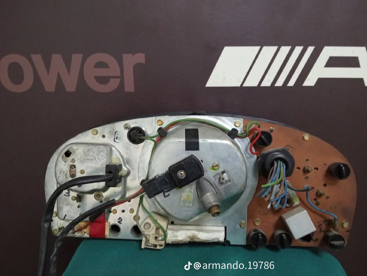 يا الله سلام عليكم 
متوفر هاي قطعة مال مرسيدس SL/R107
جديده وارد وشغاله لوك 
سعرها 180الف قفل 🔒 
***********
